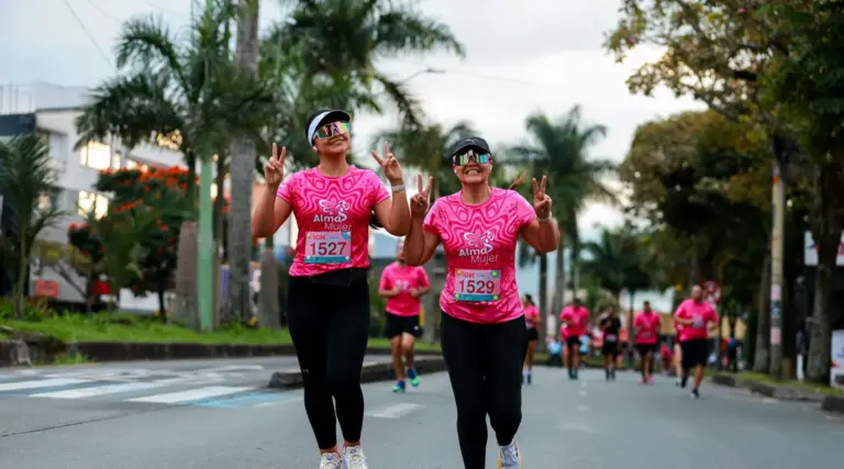 Coureuses d'une même équipe sur une avenue bordée de palmiers pendant une course