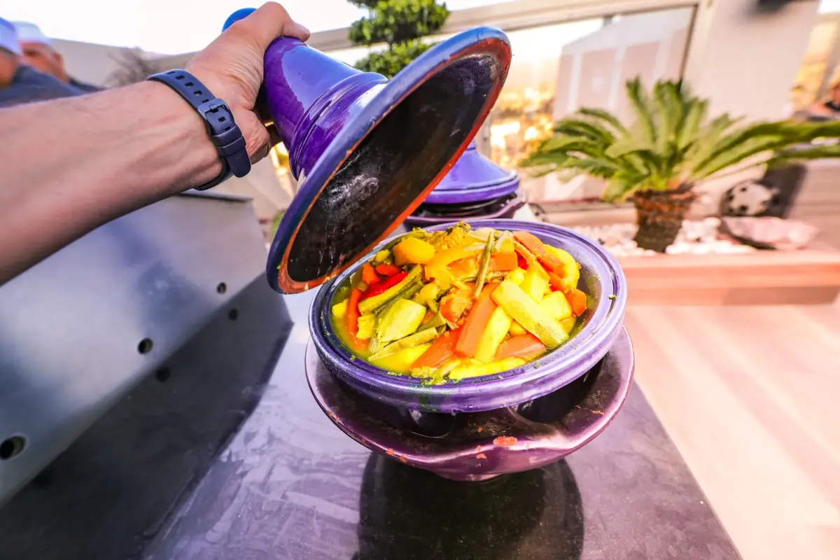 Tajine de légumes que l'on découvre à table, à l'abri, pendant un atelier de cuisine