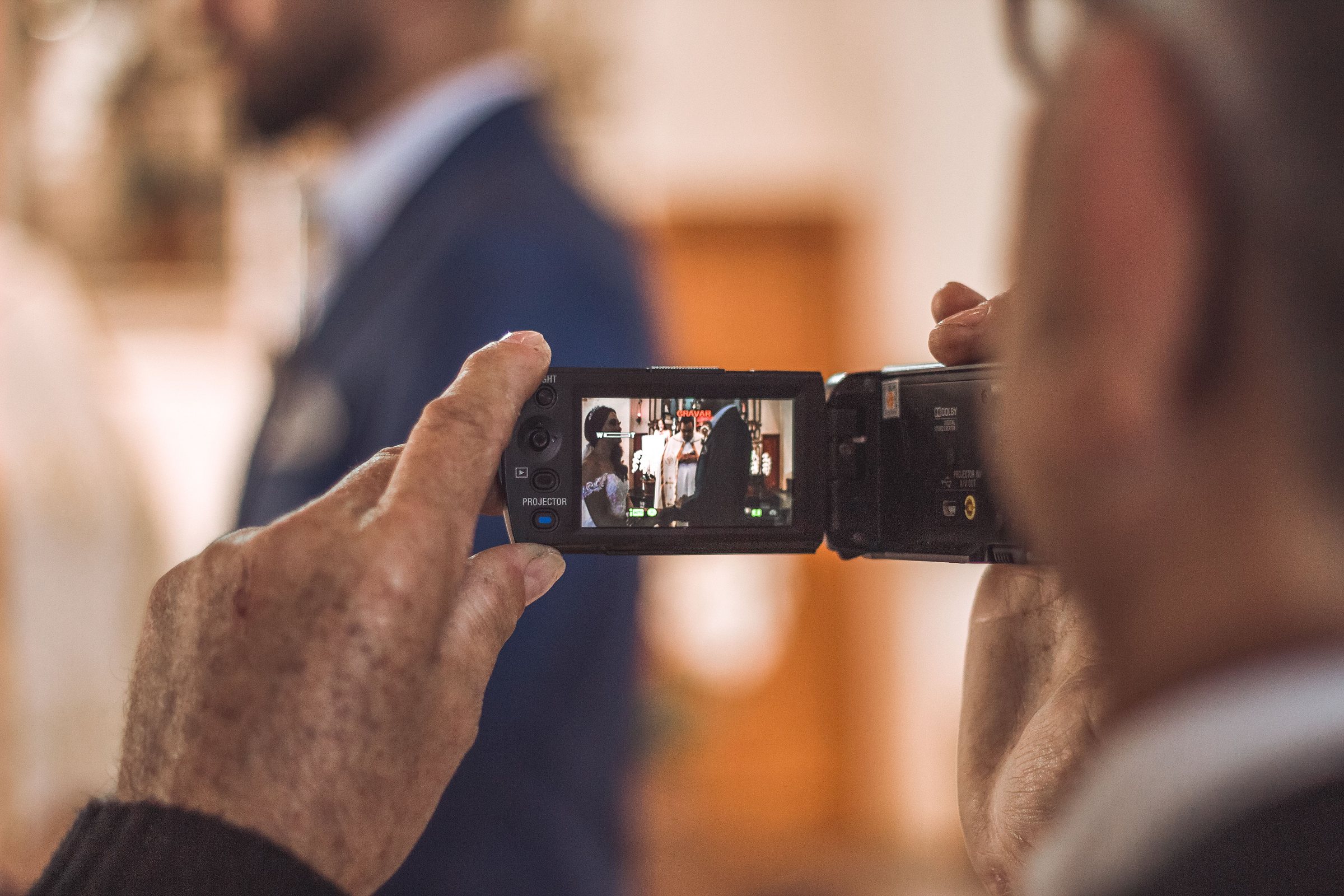 Invité filmant une cérémonie avec un caméscope