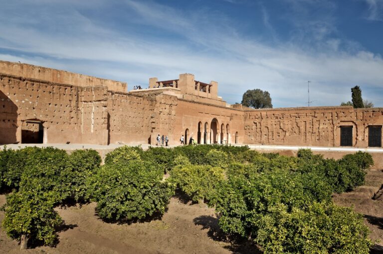Ruines du palais El Badi et orangers à Marrakech