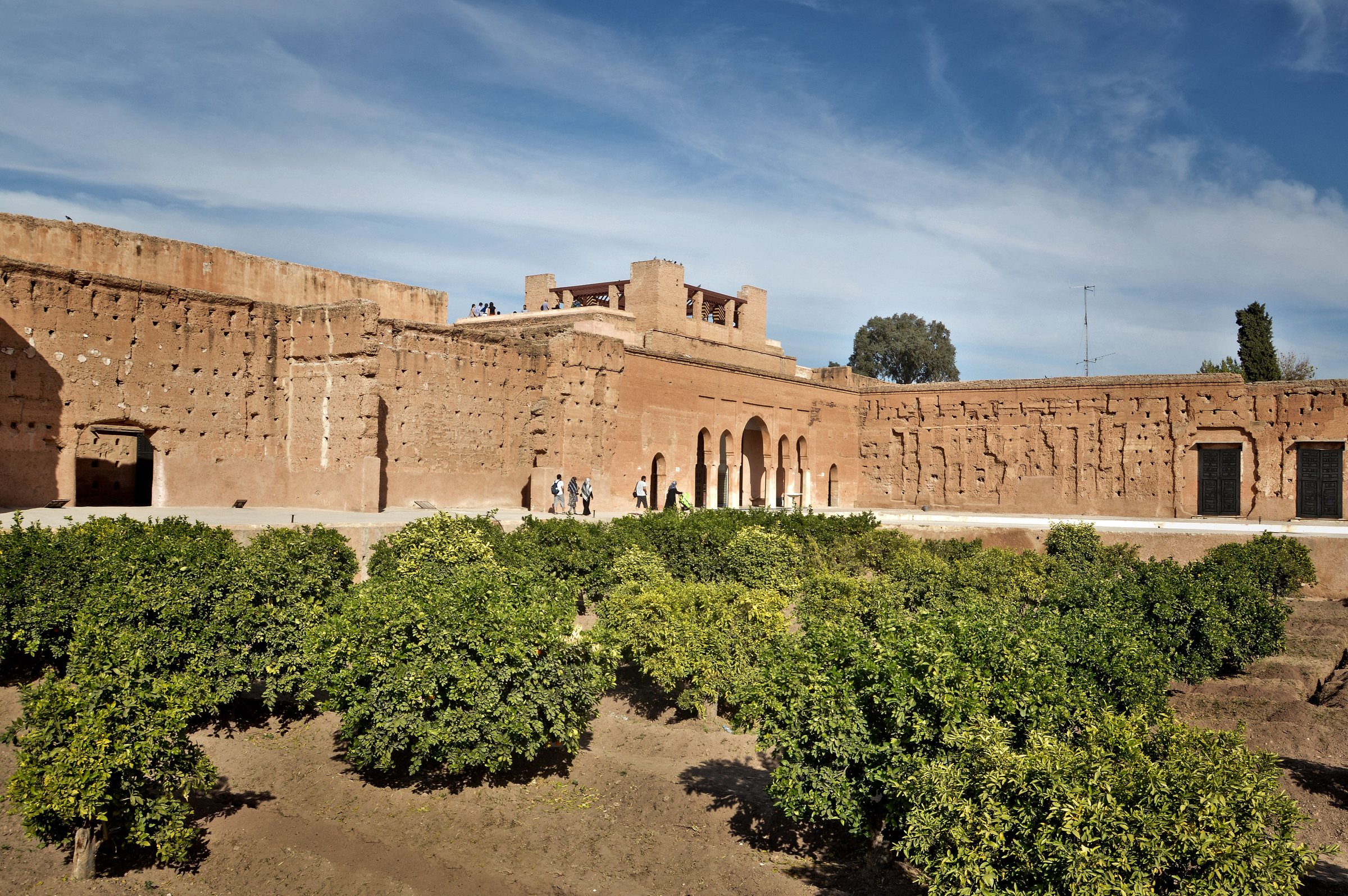 Ruines du palais El Badi et orangers à Marrakech