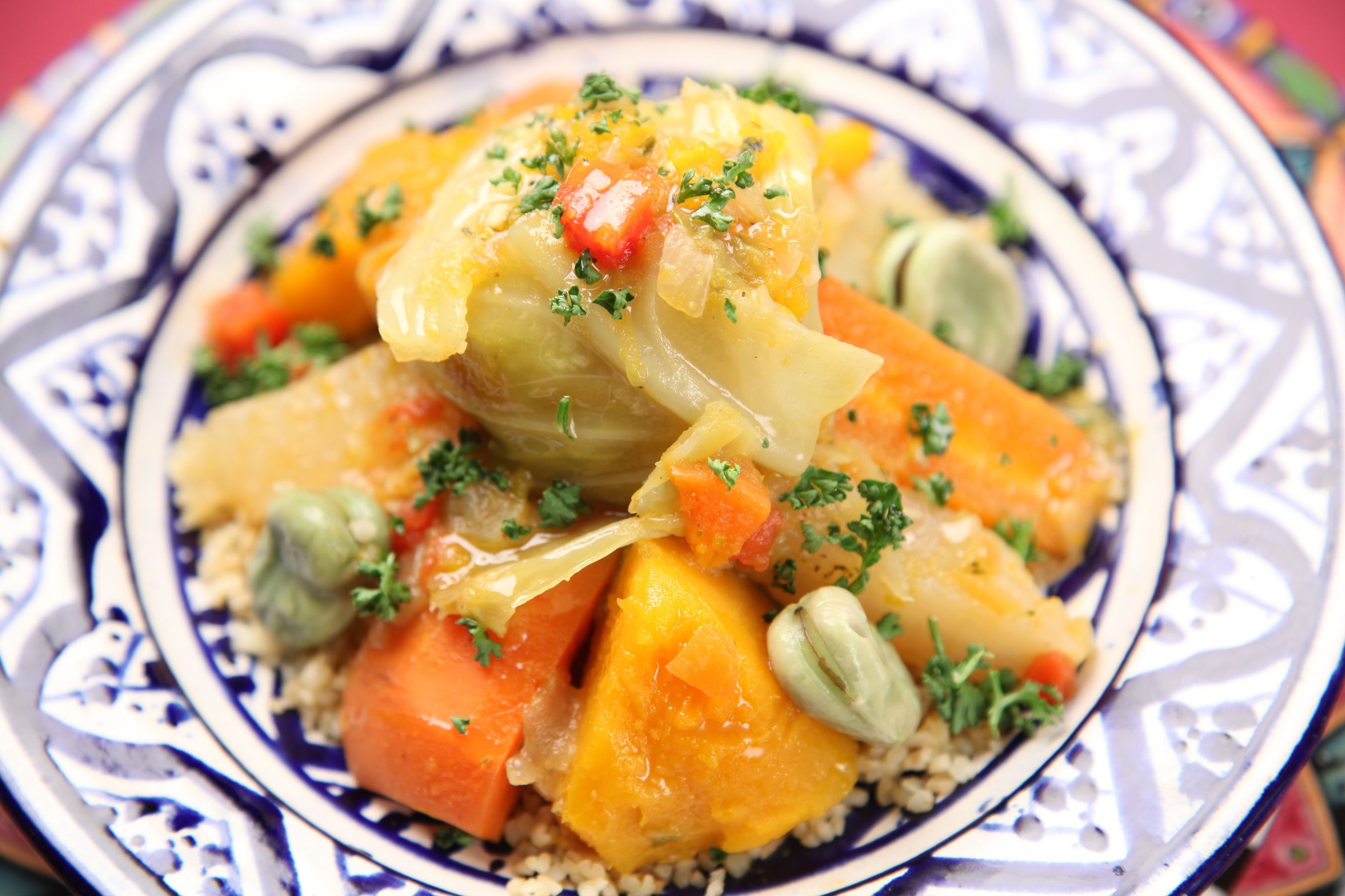 Couscous aux légumes dans une assiette en céramique bleue