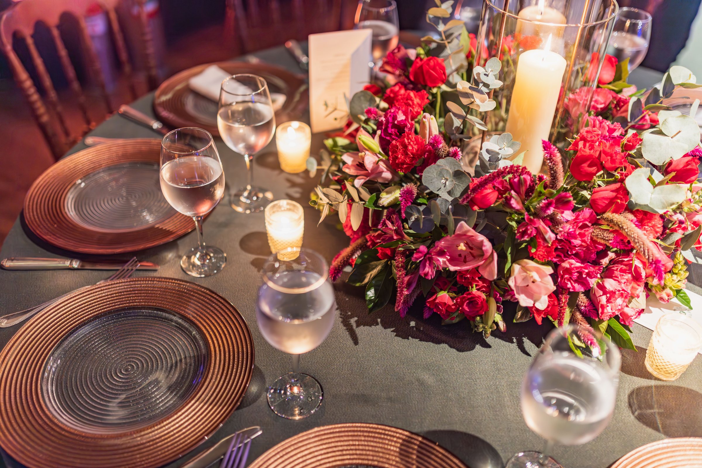 Table de gala avec centre de table floral et bougies