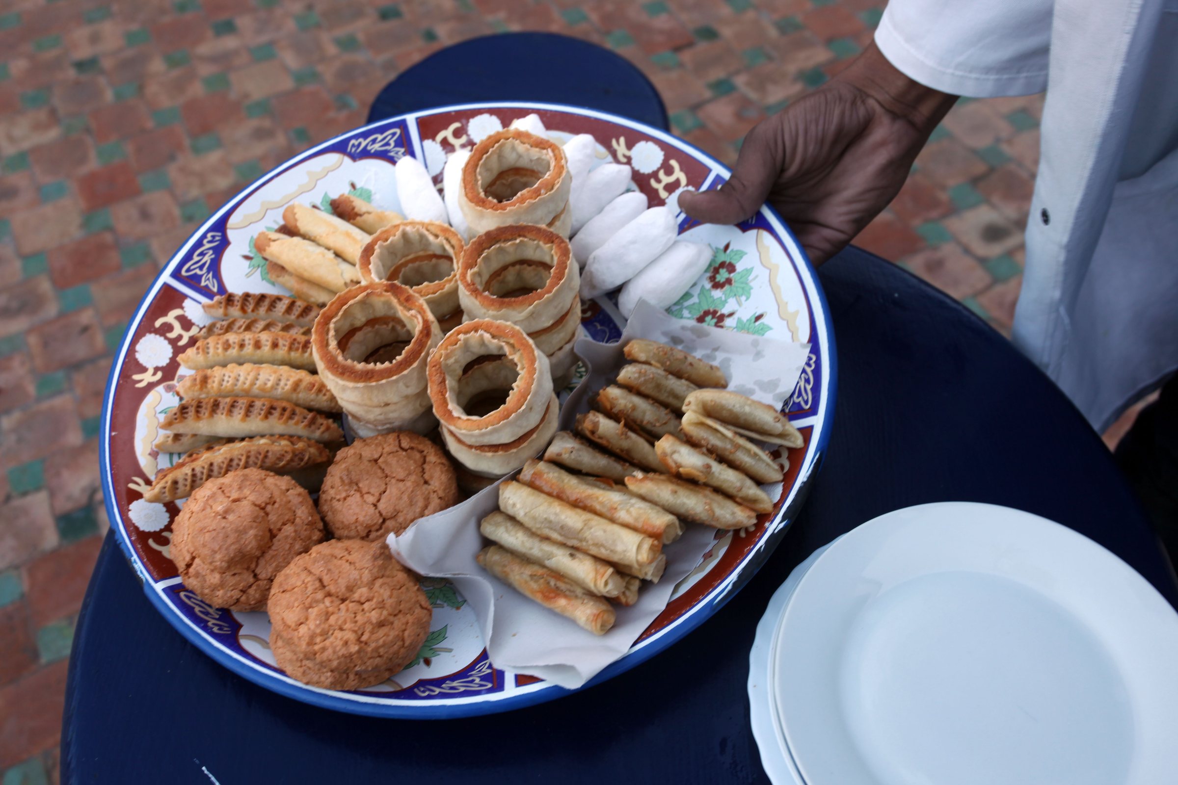 Plateau de pâtisseries marocaines traditionnelles sur une assiette décorée