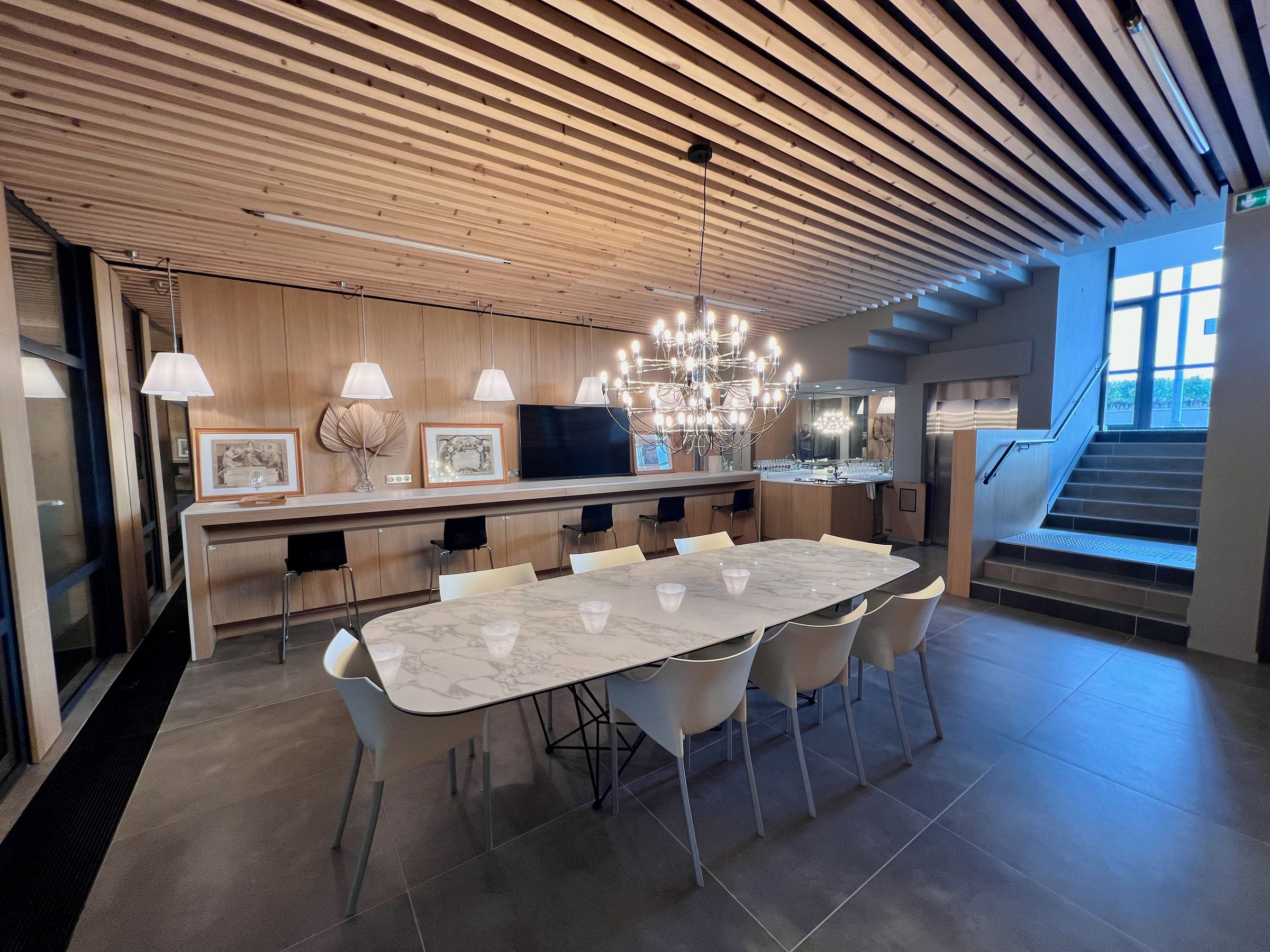 Salle de réunion au mobilier design et lustre