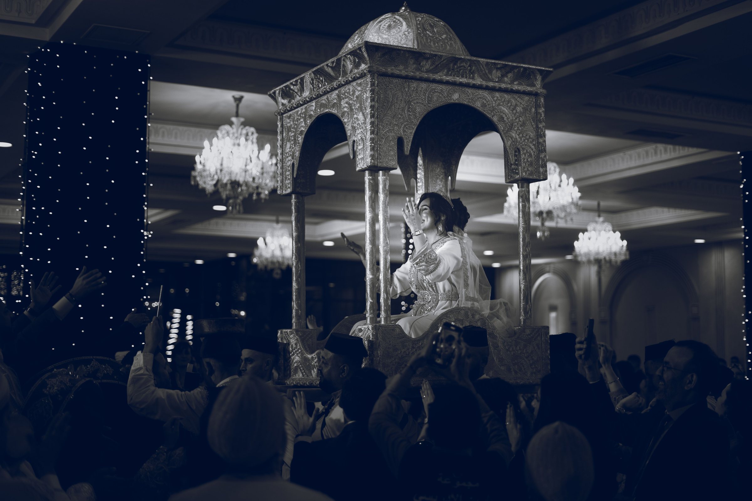 Mariée portée dans l'amariya lors d'un mariage marocain