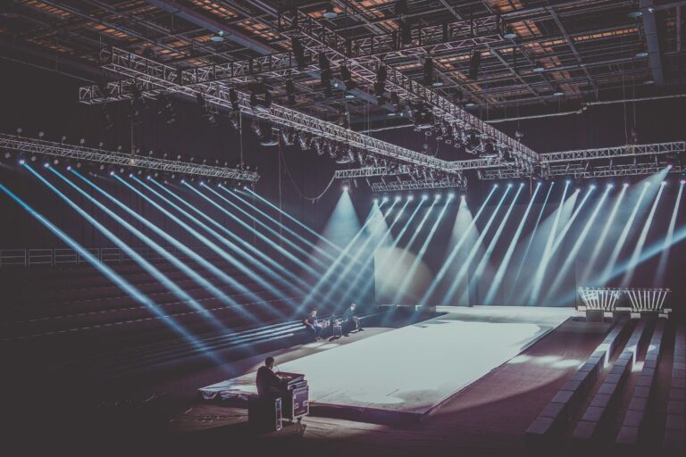 Salle d'événement avec faisceaux lumineux et scène en préparation