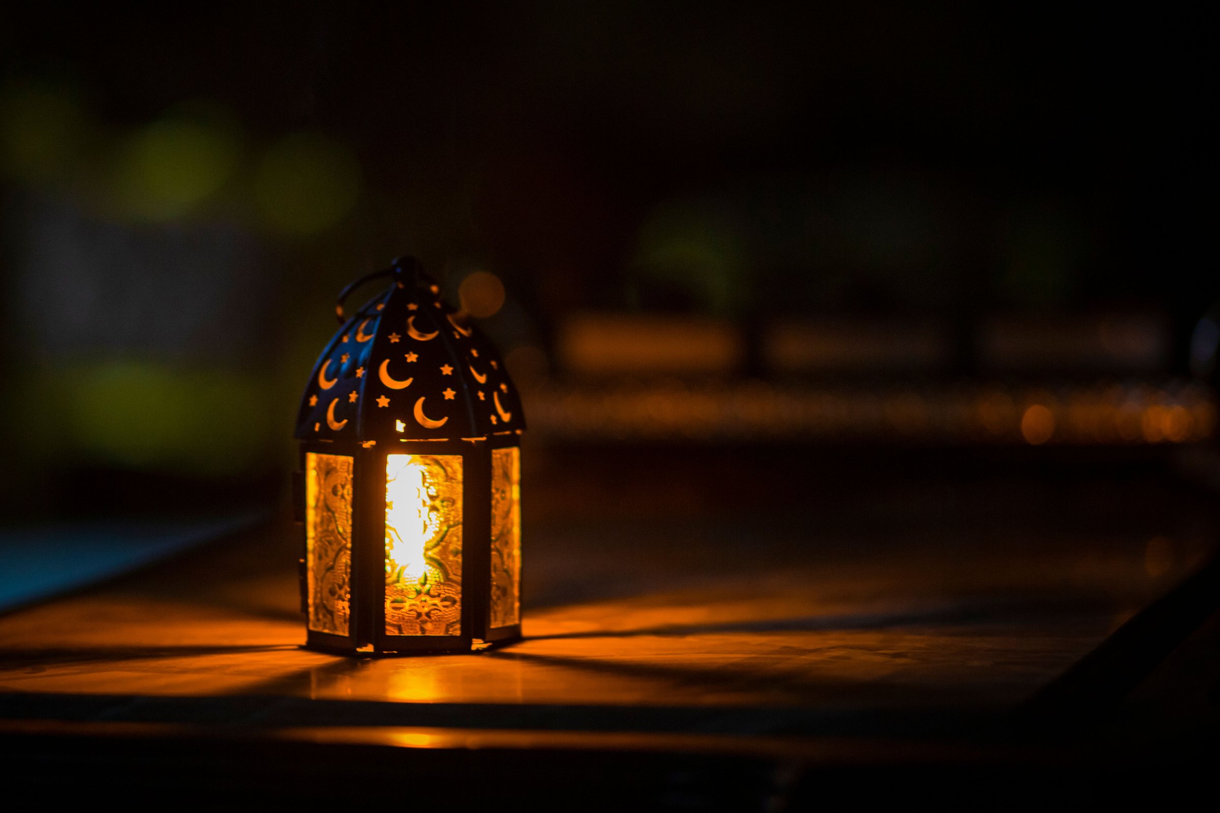 Lanterne aux motifs de croissant allumée dans la nuit