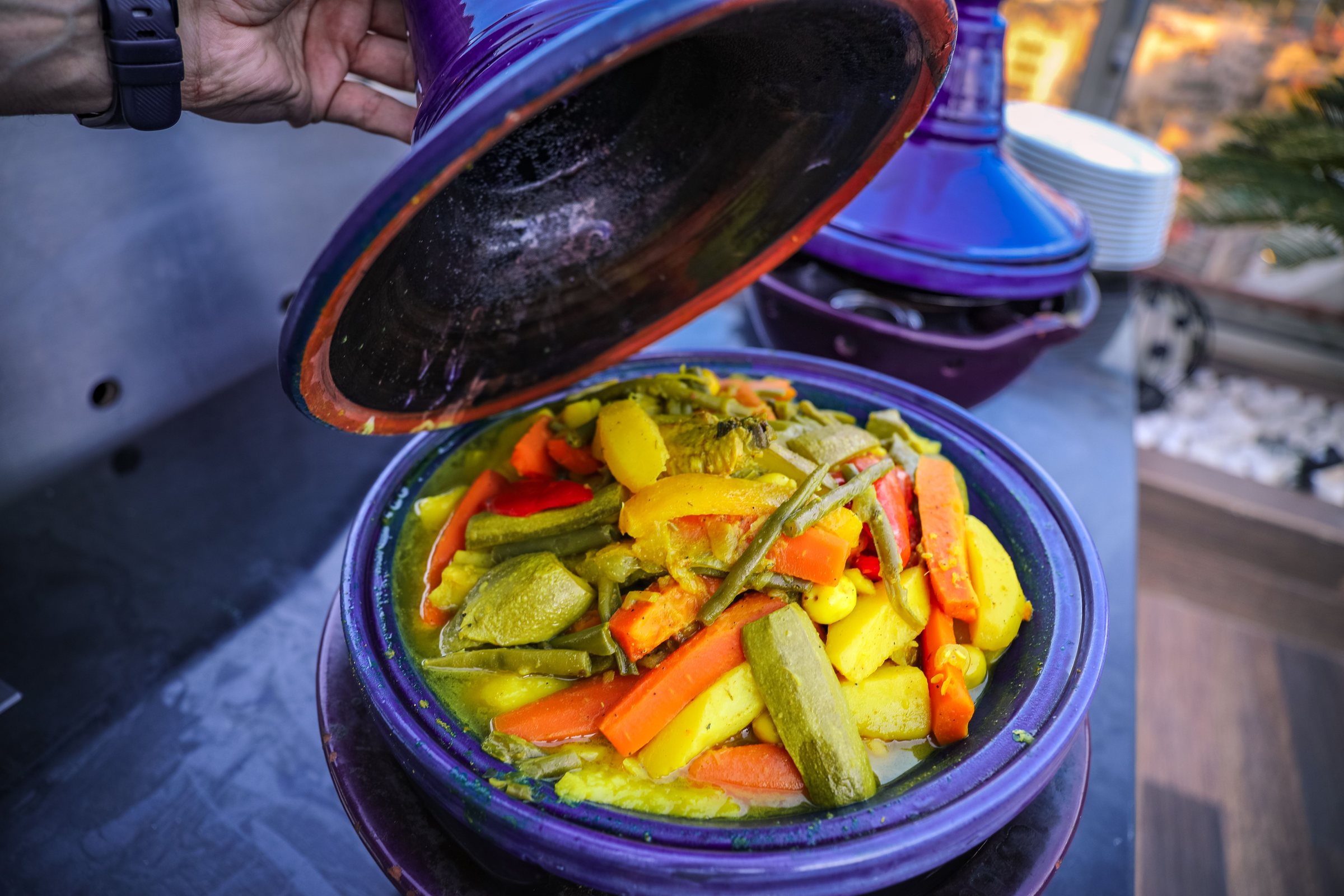 Tajine de légumes ouvert, couvercle en terre cuite soulevé