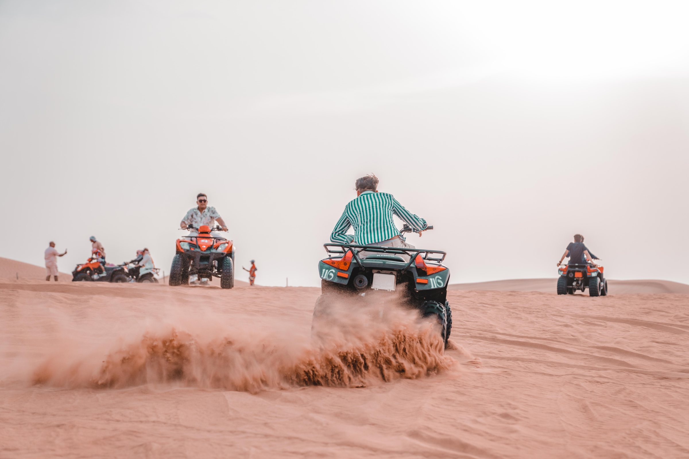 Groupe en quad dans les dunes de sable