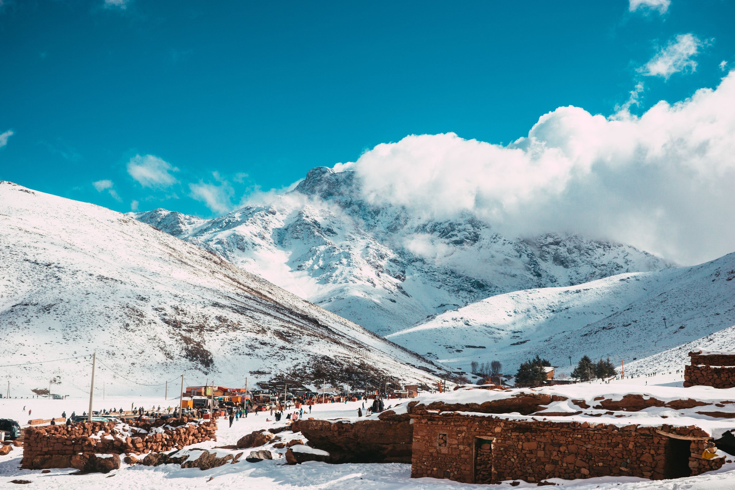 Villages et sommets enneigés du Haut Atlas sous un ciel bleu