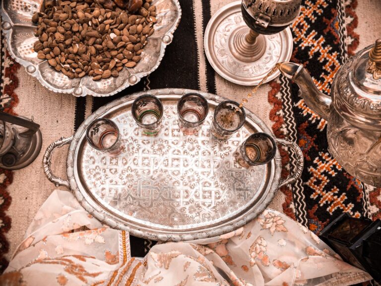 Service à thé marocain : plateau en argent ciselé, verres, théière et amandes