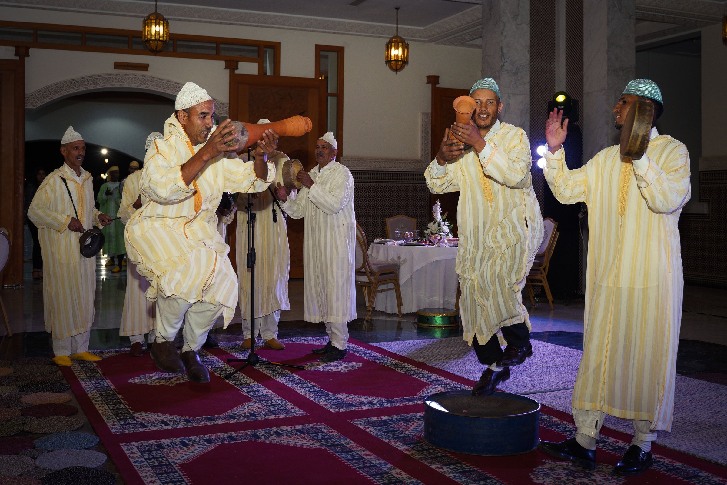 Musiciens en djellaba blanche animant une réception à Marrakech