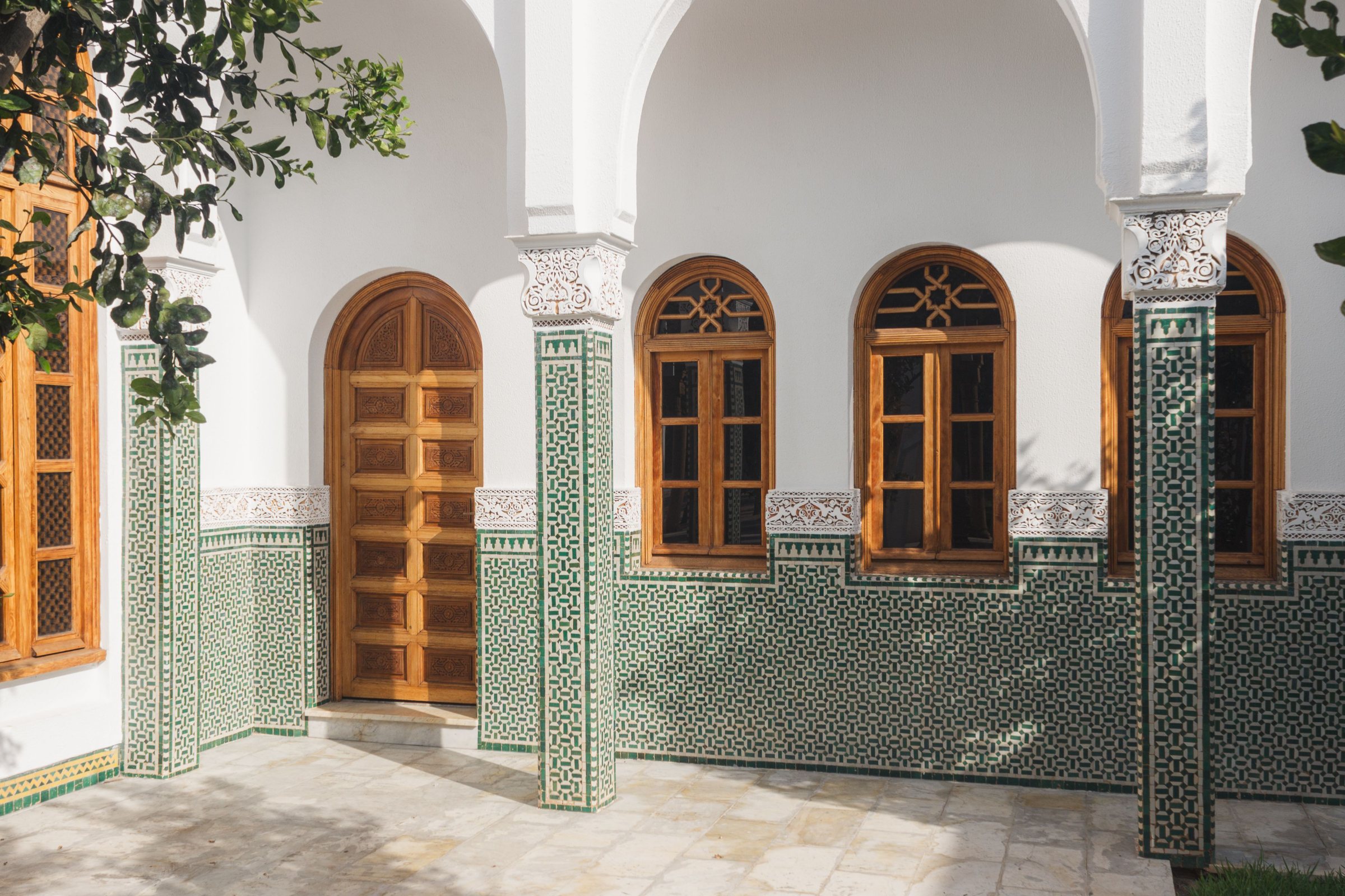 Galerie de riad aux portes en cèdre et colonnes en zellige vert