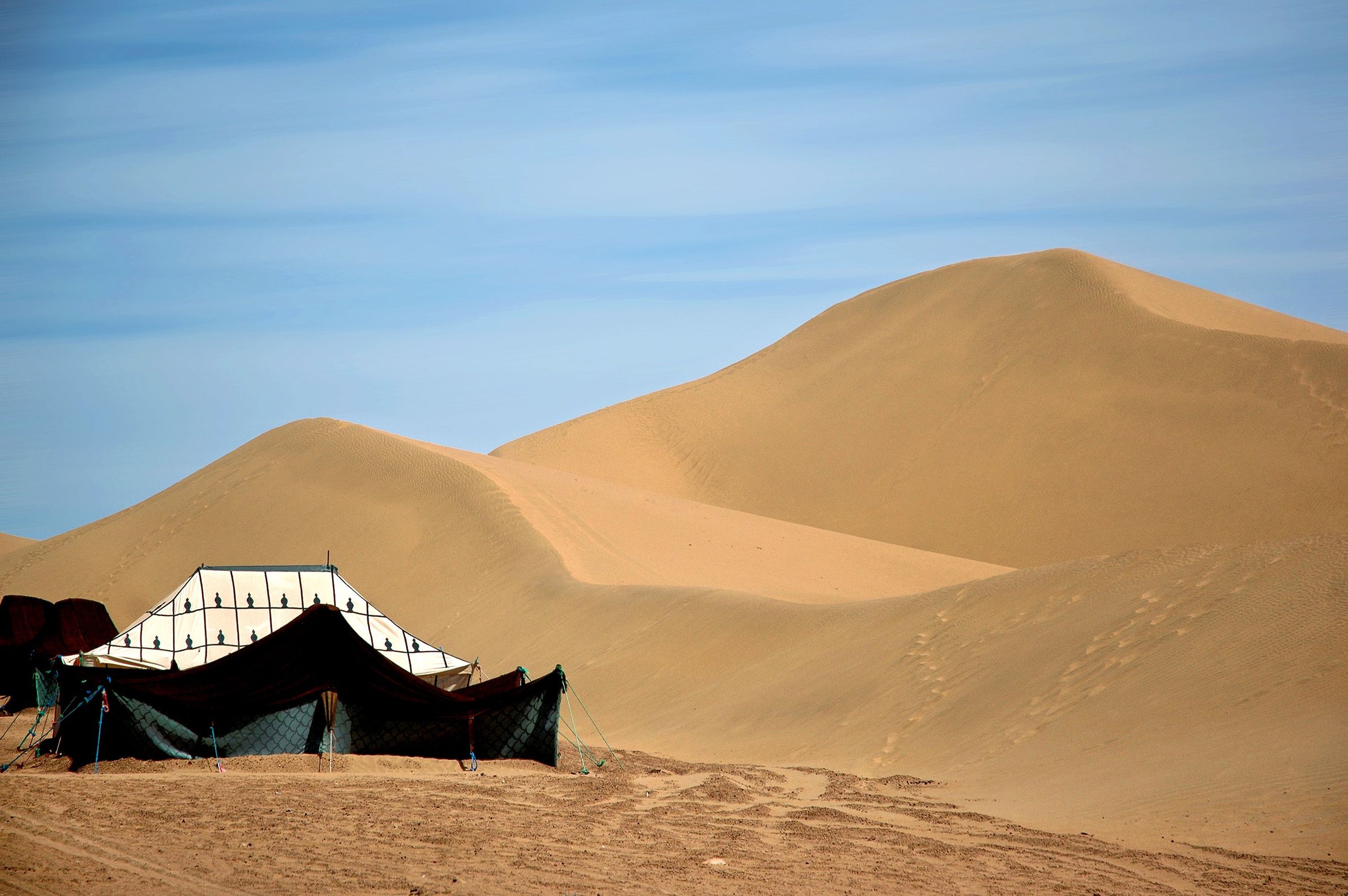 Tente berbère au pied des dunes de sable du Sahara marocain