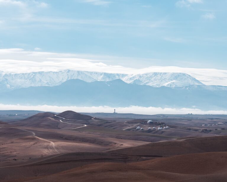 Désert d'Agafay avec les sommets enneigés de l'Atlas