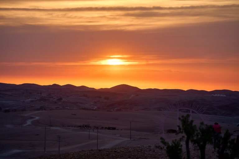Coucher de soleil sur les collines d'un désert de pierres