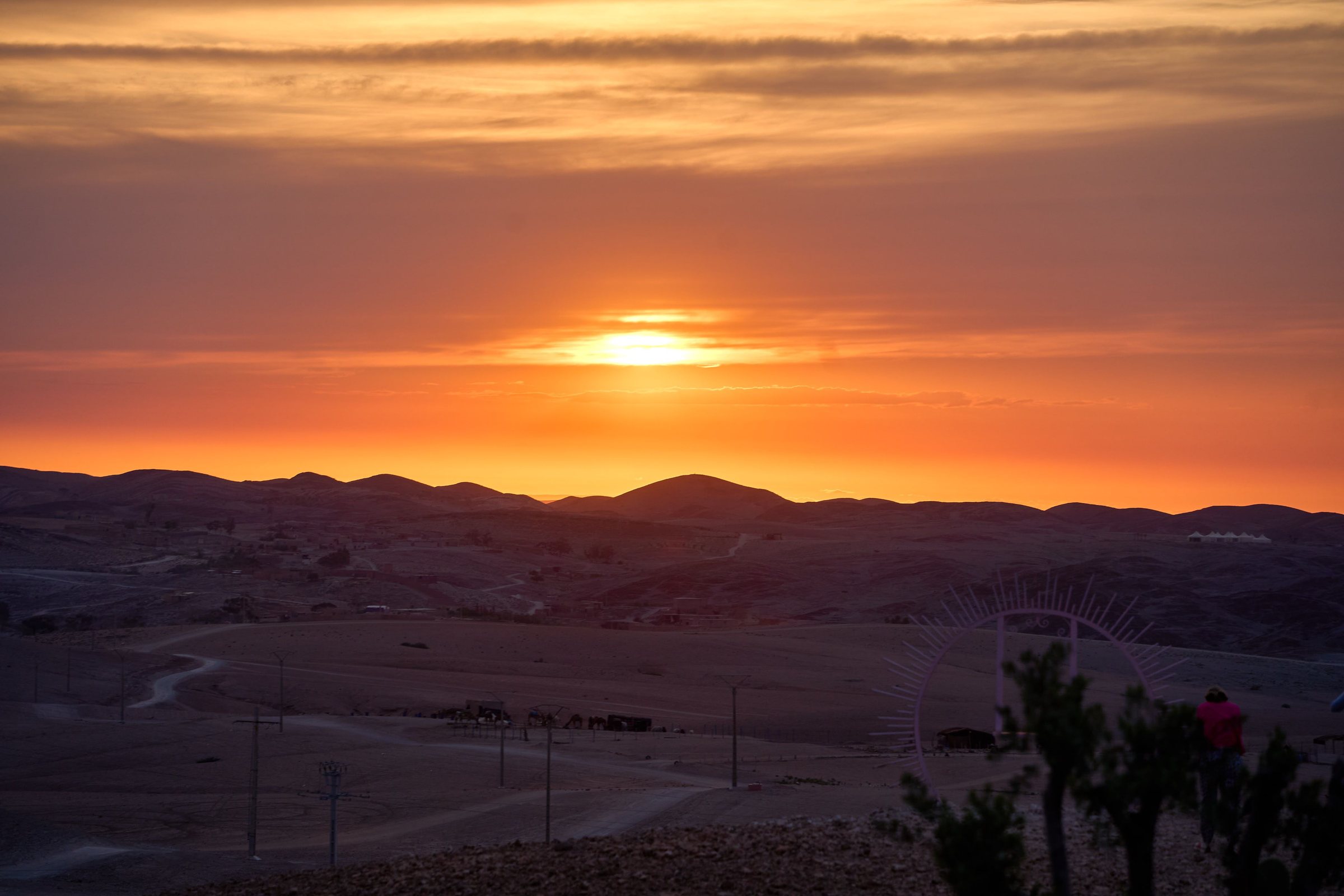 Coucher de soleil sur les collines d'un désert de pierres
