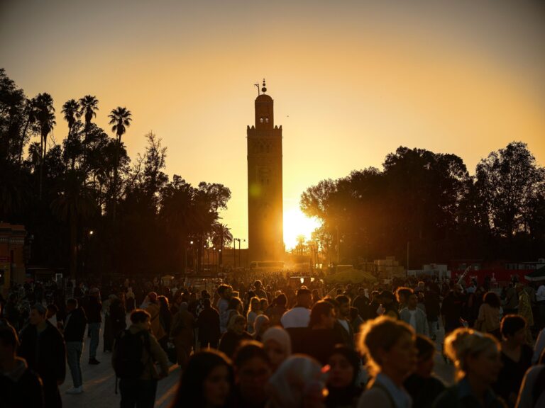 Foule devant le minaret de la Koutoubia au coucher du soleil, Marrakech