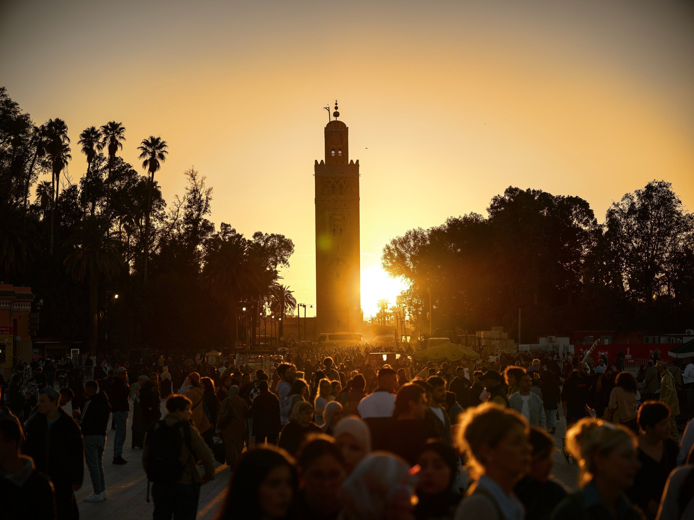 Foule devant le minaret de la Koutoubia au coucher du soleil, Marrakech