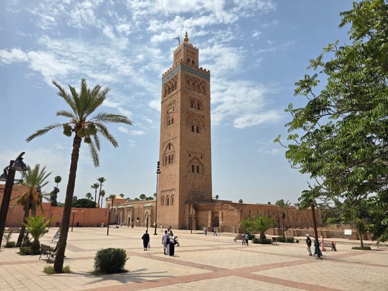 Minaret de la Koutoubia et son esplanade, palmiers, Marrakech