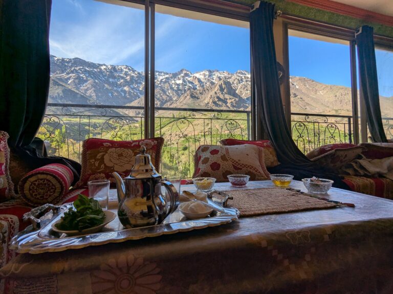 Thé à la menthe servi dans un salon avec vue sur l'Atlas