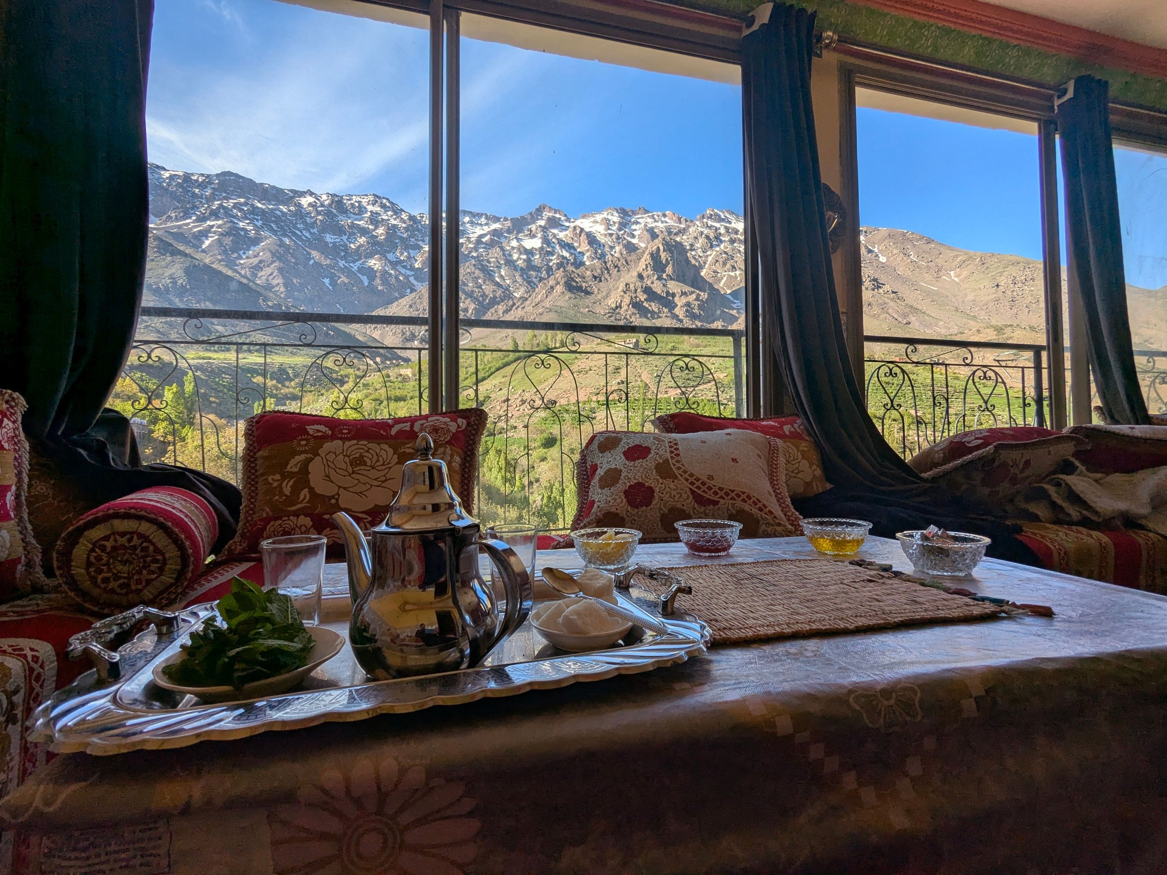 Thé à la menthe servi dans un salon avec vue sur l'Atlas