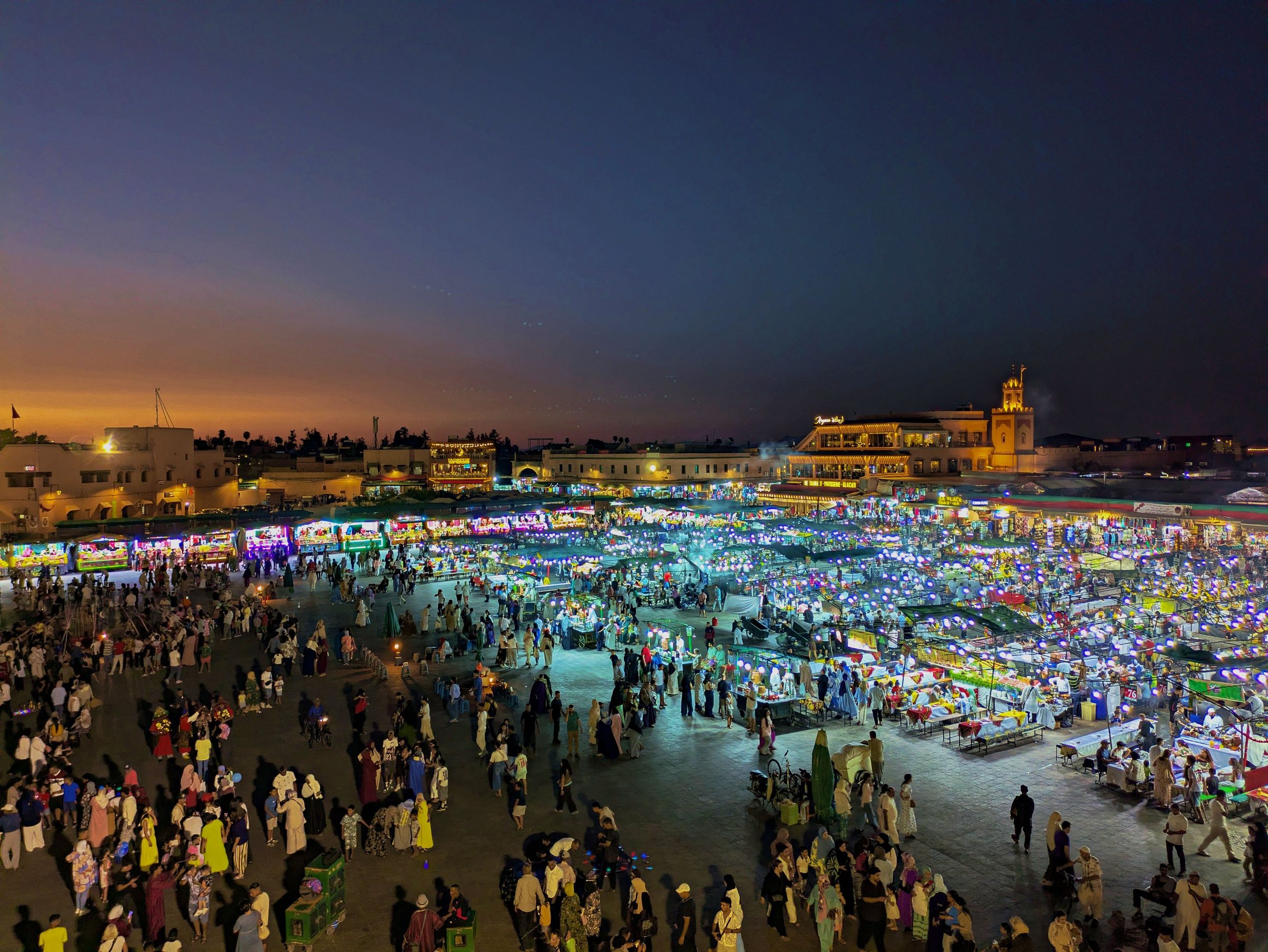 Place Jemaa el-Fna animée à la tombée de la nuit