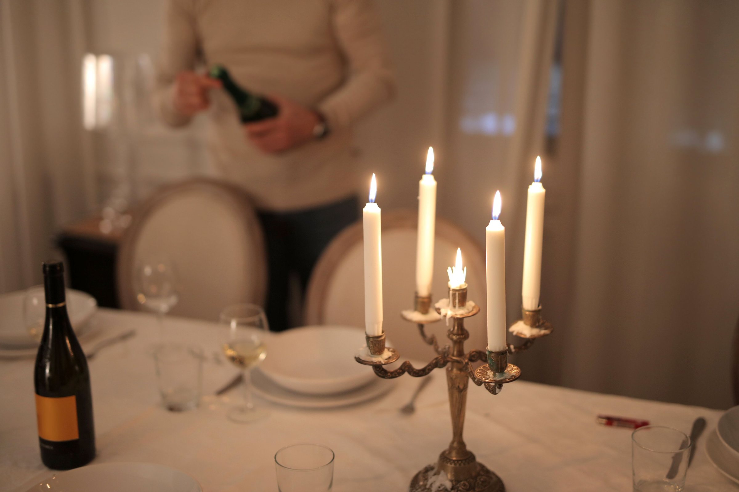Table dressée avec chandelier allumé et bouteille de vin
