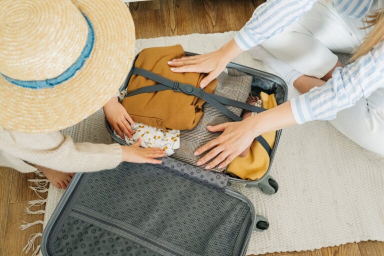 Valise ouverte et chapeau de paille pendant les préparatifs