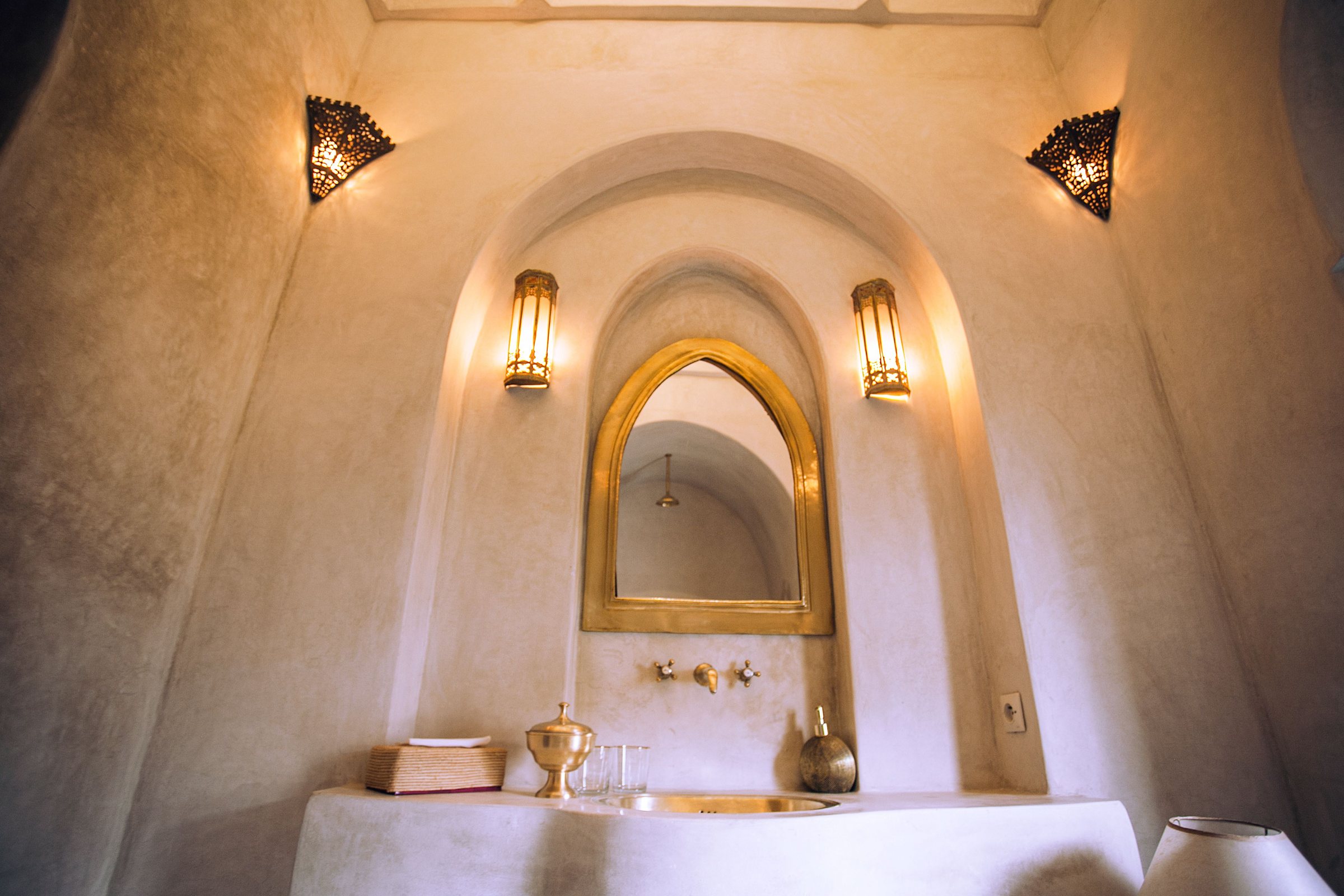 Salle d'eau en tadelakt éclairée par des lanternes marocaines