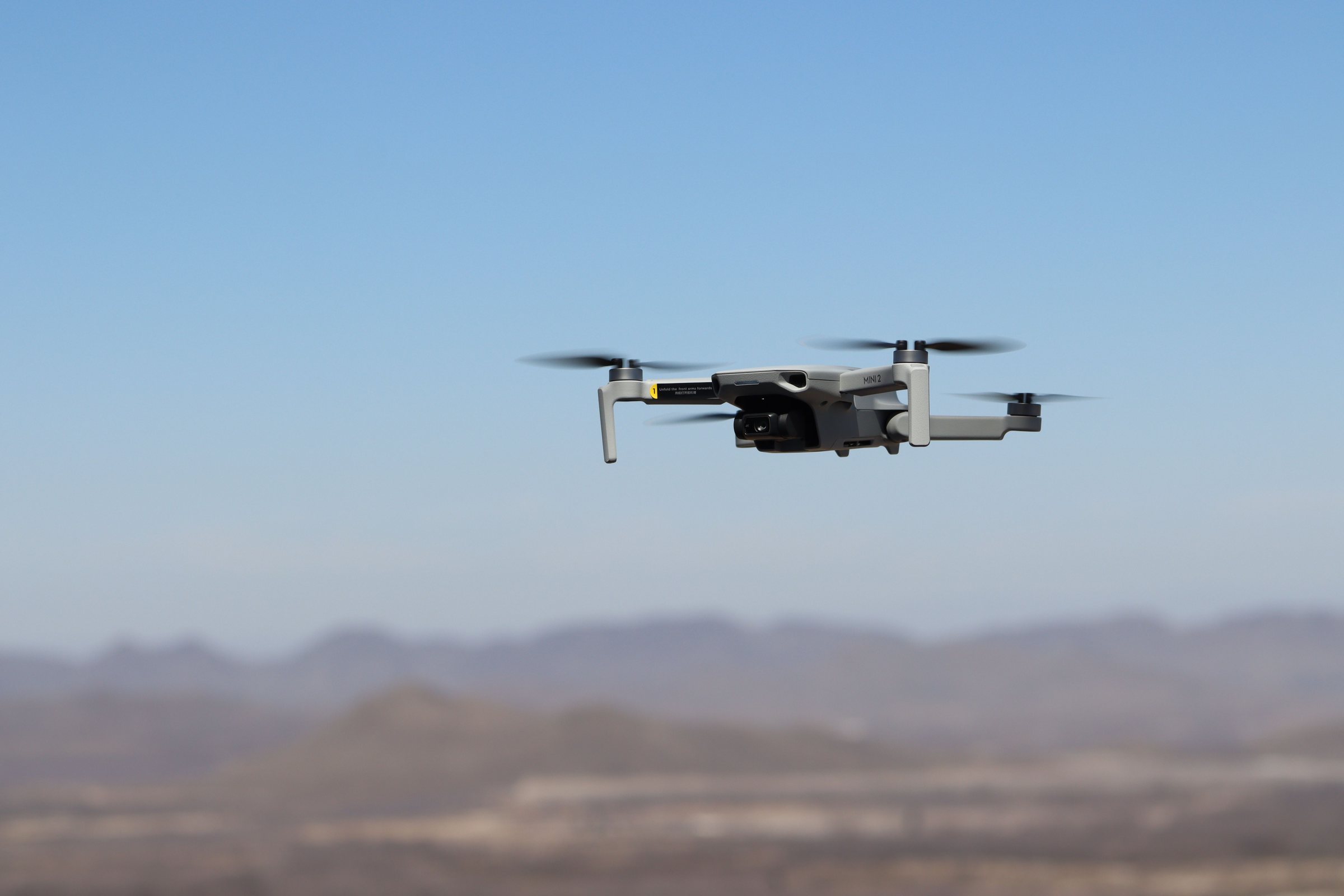 Drone en vol au-dessus d'un paysage désertique