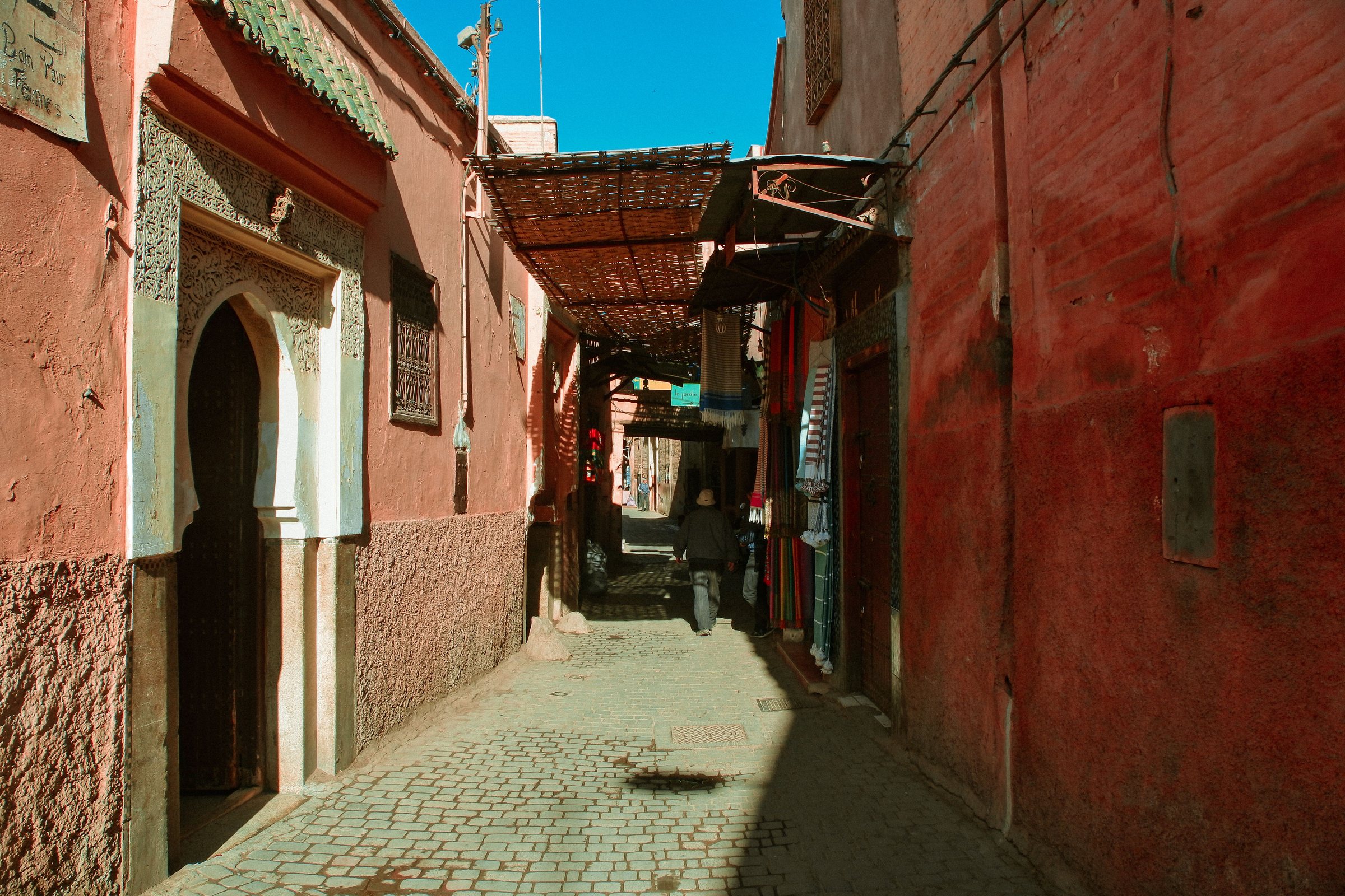 Ruelle de la médina de Marrakech aux murs ocre
